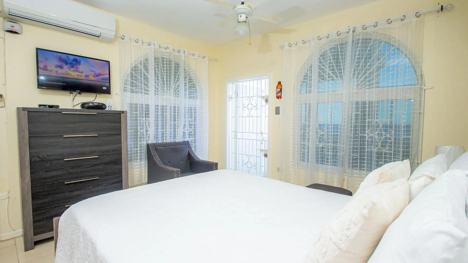 Ocho Rios Ocean Front Luxury Studio Sky Castles 24 Hrs Sleeps 2 Apartment