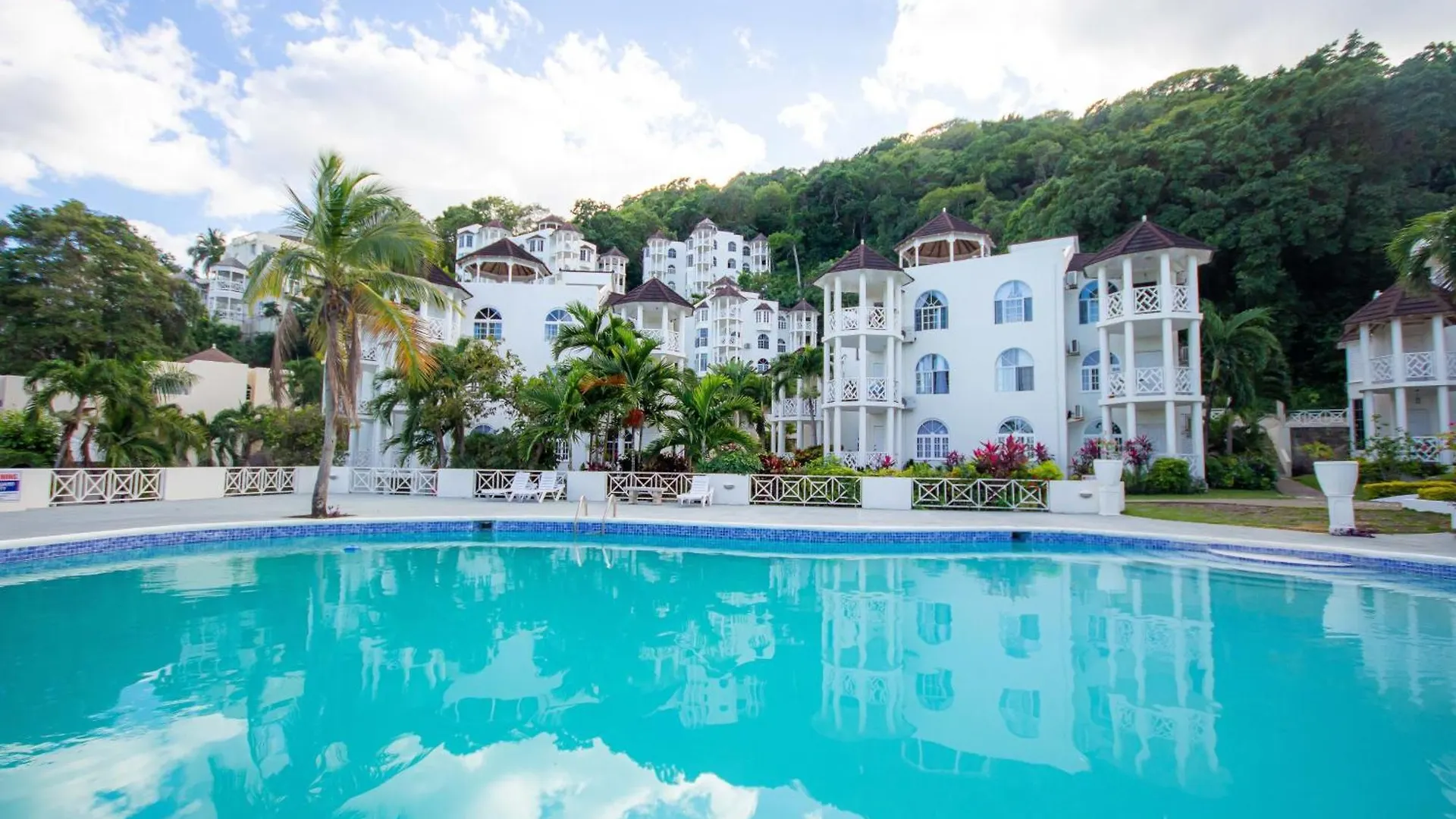 Ocho Rios Ocean Front Luxury Studio Sky Castles 24 Hrs Sleeps 2 Apartment  Ocho Rios